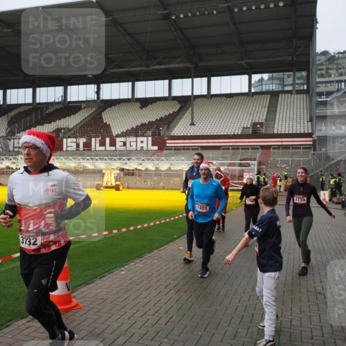 07.12.2025 - St. Pauli X-Mass-Run No. 15 Fabian Wolf http://msf.ph/oto/9420741 07.12.2025 11:41:36 Ziel 1801, 2231, 2466, 2470, 2471, 2476, 2479, 2491, 3153, 3204, 3393, 3505, 3532, 3555, 3732, 3755, 3757, 3764, 3784 meine-sportfotos.de