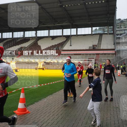 07.12.2025 - St. Pauli X-Mass-Run No. 15 Fabian Wolf http://msf.ph/oto/9420742 07.12.2025 11:41:36 Ziel 1801, 2231, 2466, 2470, 2471, 2476, 2479, 2491, 3153, 3204, 3393, 3505, 3532, 3555, 3732, 3755, 3757, 3764, 3784 meine-sportfotos.de