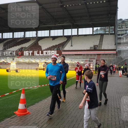 07.12.2025 - St. Pauli X-Mass-Run No. 15 Fabian Wolf http://msf.ph/oto/9420744 07.12.2025 11:41:36 Ziel 1801, 2231, 2466, 2470, 2471, 2476, 2479, 2491, 3153, 3204, 3393, 3505, 3532, 3555, 3732, 3755, 3757, 3764, 3784 meine-sportfotos.de