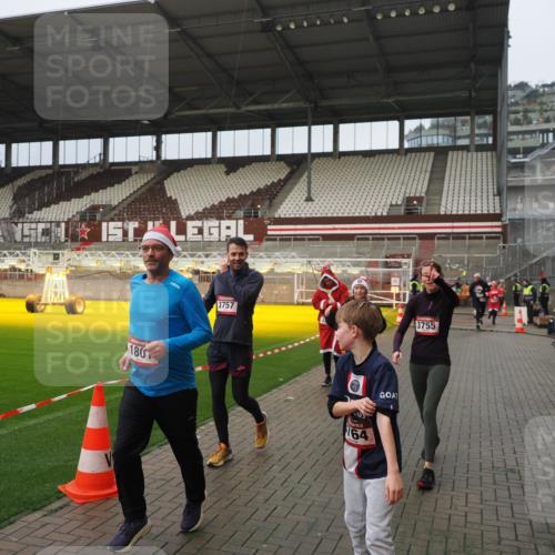 07.12.2025 - St. Pauli X-Mass-Run No. 15 Fabian Wolf http://msf.ph/oto/9420745 07.12.2025 11:41:37 Ziel 1801, 2231, 2466, 2470, 2471, 2491, 3204, 3393, 3505, 3532, 3555, 3732, 3755, 3757, 3764, 3784 meine-sportfotos.de