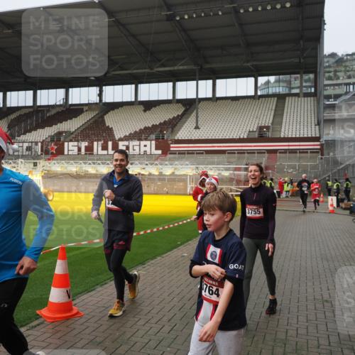 07.12.2025 - St. Pauli X-Mass-Run No. 15 Fabian Wolf http://msf.ph/oto/9420747 07.12.2025 11:41:37 Ziel 1801, 2231, 2466, 2470, 2471, 2491, 3204, 3393, 3505, 3532, 3555, 3732, 3755, 3757, 3764, 3784 meine-sportfotos.de