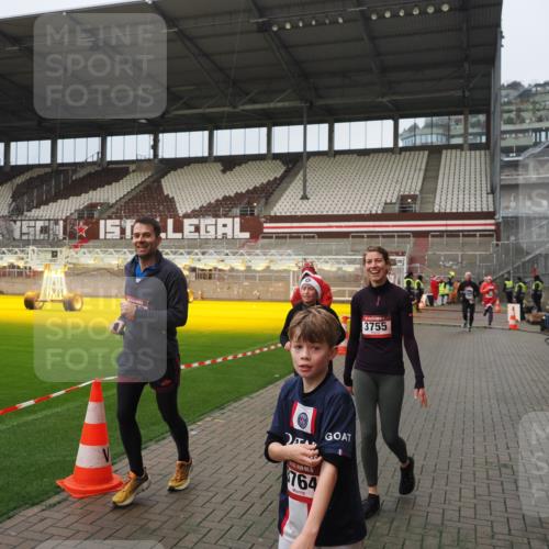 07.12.2025 - St. Pauli X-Mass-Run No. 15 Fabian Wolf http://msf.ph/oto/9420748 07.12.2025 11:41:37 Ziel 1801, 2231, 2466, 2470, 2471, 2491, 3204, 3393, 3505, 3532, 3555, 3732, 3755, 3757, 3764, 3784 meine-sportfotos.de