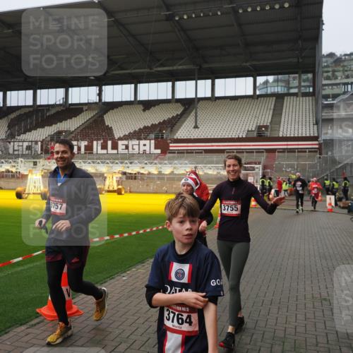 07.12.2025 - St. Pauli X-Mass-Run No. 15 Fabian Wolf http://msf.ph/oto/9420749 07.12.2025 11:41:37 Ziel 1801, 2231, 2466, 2470, 2471, 2491, 3204, 3393, 3505, 3532, 3555, 3732, 3755, 3757, 3764, 3784 meine-sportfotos.de