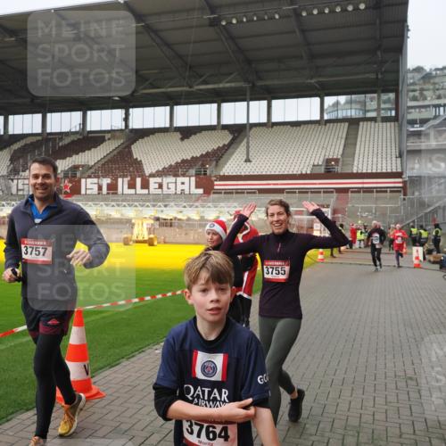 07.12.2025 - St. Pauli X-Mass-Run No. 15 Fabian Wolf http://msf.ph/oto/9420750 07.12.2025 11:41:38 Ziel 1801, 2231, 2466, 2491, 3204, 3222, 3393, 3505, 3532, 3555, 3732, 3755, 3757, 3764, 3784 meine-sportfotos.de