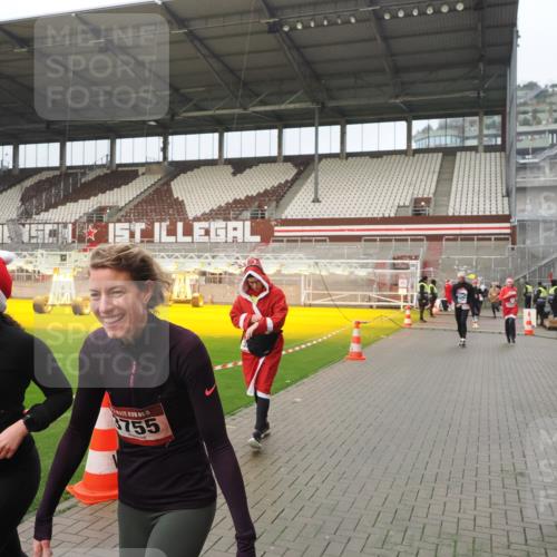 07.12.2025 - St. Pauli X-Mass-Run No. 15 Fabian Wolf http://msf.ph/oto/9420755 07.12.2025 11:41:39 Ziel 1801, 2231, 2491, 3204, 3222, 3393, 3532, 3555, 3732, 3755, 3757, 3764, 3784 meine-sportfotos.de