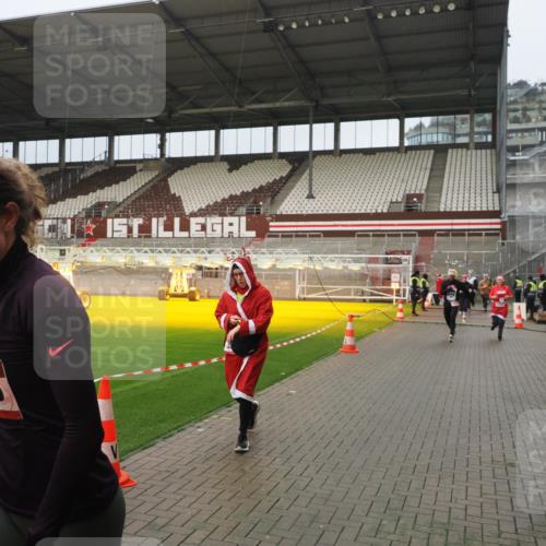 07.12.2025 - St. Pauli X-Mass-Run No. 15 Fabian Wolf http://msf.ph/oto/9420756 07.12.2025 11:41:39 Ziel 1801, 2231, 2491, 3204, 3222, 3393, 3532, 3555, 3732, 3755, 3757, 3764, 3784 meine-sportfotos.de