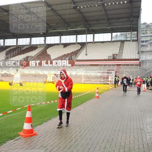 07.12.2025 - St. Pauli X-Mass-Run No. 15 Fabian Wolf http://msf.ph/oto/9420757 07.12.2025 11:41:39 Ziel 1801, 2231, 2491, 3204, 3222, 3393, 3532, 3555, 3732, 3755, 3757, 3764, 3784 meine-sportfotos.de