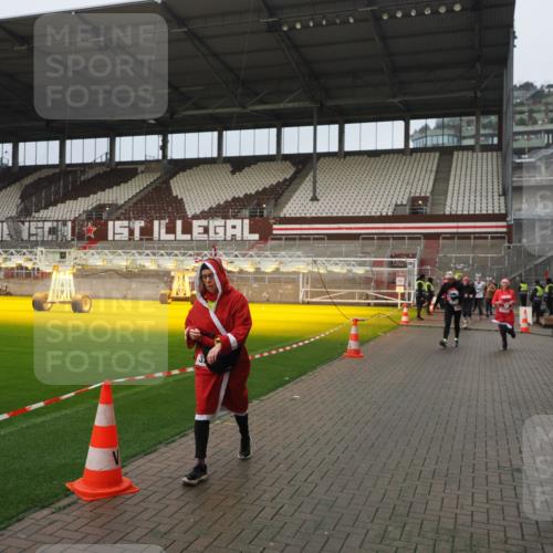 07.12.2025 - St. Pauli X-Mass-Run No. 15 Fabian Wolf http://msf.ph/oto/9420758 07.12.2025 11:41:39 Ziel 1801, 2231, 2491, 3204, 3222, 3393, 3532, 3555, 3732, 3755, 3757, 3764, 3784 meine-sportfotos.de