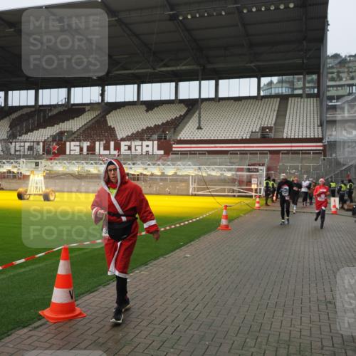 07.12.2025 - St. Pauli X-Mass-Run No. 15 Fabian Wolf http://msf.ph/oto/9420759 07.12.2025 11:41:40 Ziel 1801, 2231, 2435, 3222, 3393, 3479, 3532, 3555, 3732, 3755, 3757, 3764, 3784 meine-sportfotos.de