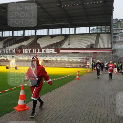 07.12.2025 - St. Pauli X-Mass-Run No. 15 Fabian Wolf http://msf.ph/oto/9420760 07.12.2025 11:41:40 Ziel 1801, 2231, 2435, 3222, 3393, 3479, 3532, 3555, 3732, 3755, 3757, 3764, 3784 meine-sportfotos.de
