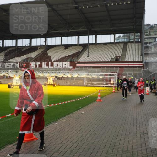 07.12.2025 - St. Pauli X-Mass-Run No. 15 Fabian Wolf http://msf.ph/oto/9420761 07.12.2025 11:41:40 Ziel 1801, 2231, 2435, 3222, 3393, 3479, 3532, 3555, 3732, 3755, 3757, 3764, 3784 meine-sportfotos.de