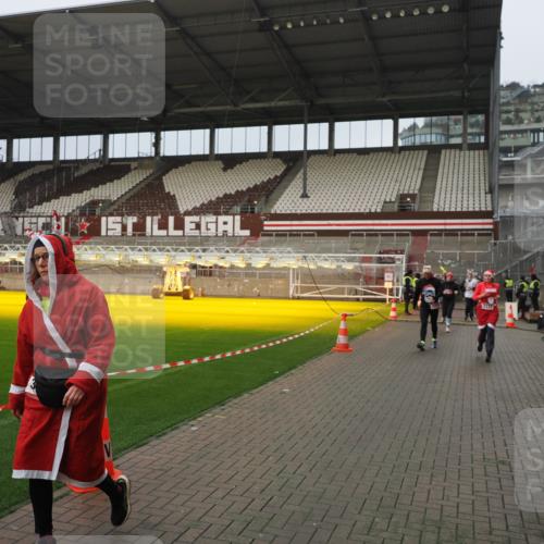 07.12.2025 - St. Pauli X-Mass-Run No. 15 Fabian Wolf http://msf.ph/oto/9420762 07.12.2025 11:41:40 Ziel 1801, 2231, 2435, 3222, 3393, 3479, 3532, 3555, 3732, 3755, 3757, 3764, 3784 meine-sportfotos.de