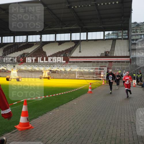 07.12.2025 - St. Pauli X-Mass-Run No. 15 Fabian Wolf http://msf.ph/oto/9420763 07.12.2025 11:41:41 Ziel 1801, 2231, 2435, 3222, 3393, 3479, 3532, 3555, 3732, 3755, 3757, 3764, 3784 meine-sportfotos.de