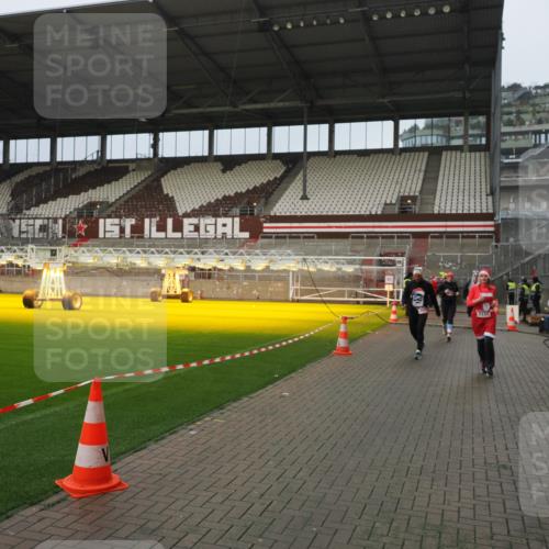 07.12.2025 - St. Pauli X-Mass-Run No. 15 Fabian Wolf http://msf.ph/oto/9420764 07.12.2025 11:41:41 Ziel 1801, 2231, 2435, 3222, 3393, 3479, 3532, 3555, 3732, 3755, 3757, 3764, 3784 meine-sportfotos.de