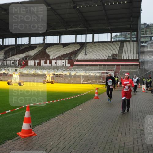 07.12.2025 - St. Pauli X-Mass-Run No. 15 Fabian Wolf http://msf.ph/oto/9420765 07.12.2025 11:41:42 Ziel 1801, 2231, 2435, 3222, 3393, 3479, 3532, 3555, 3732, 3755, 3757, 3764, 3784 meine-sportfotos.de