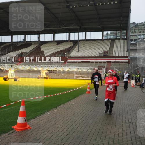 07.12.2025 - St. Pauli X-Mass-Run No. 15 Fabian Wolf http://msf.ph/oto/9420767 07.12.2025 11:41:43 Ziel 1801, 2231, 2435, 3222, 3393, 3479, 3555, 3732, 3755, 3757, 3764, 3784 meine-sportfotos.de