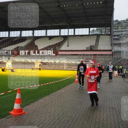 07.12.2025 - St. Pauli X-Mass-Run No. 15 Fabian Wolf http://msf.ph/oto/9420769 07.12.2025 11:41:43 Ziel 1801, 2231, 2435, 3222, 3393, 3479, 3555, 3732, 3755, 3757, 3764, 3784 meine-sportfotos.de