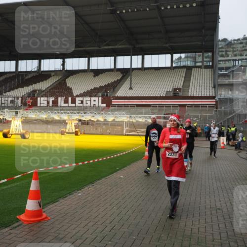 07.12.2025 - St. Pauli X-Mass-Run No. 15 Fabian Wolf http://msf.ph/oto/9420770 07.12.2025 11:41:43 Ziel 1801, 2231, 2435, 3222, 3393, 3479, 3555, 3732, 3755, 3757, 3764, 3784 meine-sportfotos.de