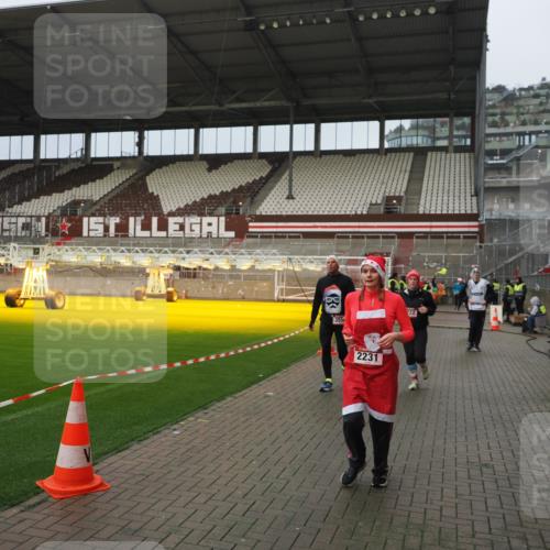 07.12.2025 - St. Pauli X-Mass-Run No. 15 Fabian Wolf http://msf.ph/oto/9420771 07.12.2025 11:41:44 Ziel 1801, 2231, 2435, 3222, 3393, 3479, 3555, 3732, 3755, 3757, 3764, 3784 meine-sportfotos.de