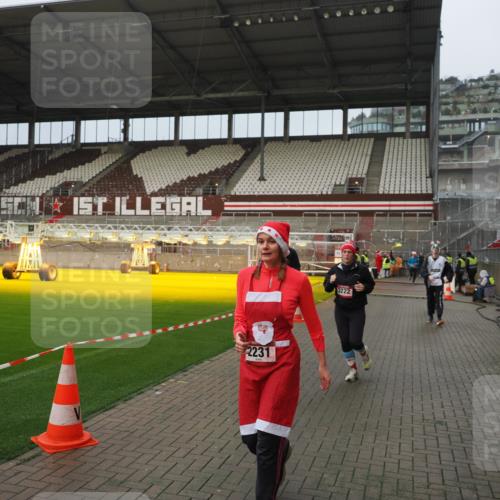 07.12.2025 - St. Pauli X-Mass-Run No. 15 Fabian Wolf http://msf.ph/oto/9420772 07.12.2025 11:41:44 Ziel 1801, 2231, 2435, 3222, 3393, 3479, 3555, 3732, 3755, 3757, 3764, 3784 meine-sportfotos.de