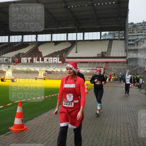 07.12.2025 - St. Pauli X-Mass-Run No. 15 Fabian Wolf http://msf.ph/oto/9420773 07.12.2025 11:41:44 Ziel 1801, 2231, 2435, 3222, 3393, 3479, 3555, 3732, 3755, 3757, 3764, 3784 meine-sportfotos.de