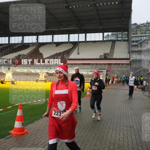 07.12.2025 - St. Pauli X-Mass-Run No. 15 Fabian Wolf http://msf.ph/oto/9420774 07.12.2025 11:41:45 Ziel 1801, 2231, 2435, 3222, 3393, 3479, 3555, 3732, 3755, 3757, 3764, 3784 meine-sportfotos.de