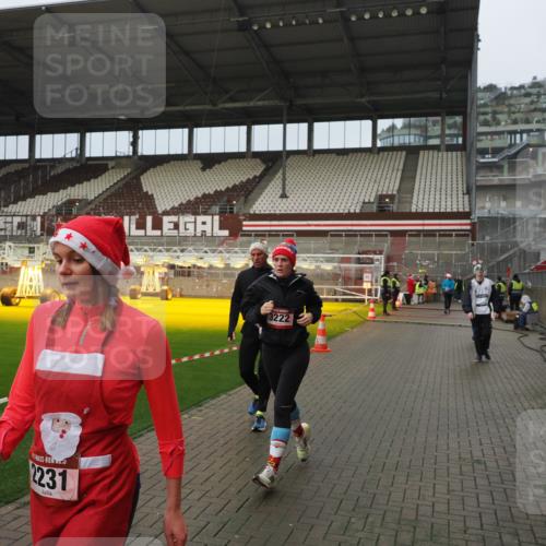 07.12.2025 - St. Pauli X-Mass-Run No. 15 Fabian Wolf http://msf.ph/oto/9420775 07.12.2025 11:41:45 Ziel 1801, 2231, 2435, 3222, 3393, 3479, 3555, 3732, 3755, 3757, 3764, 3784 meine-sportfotos.de
