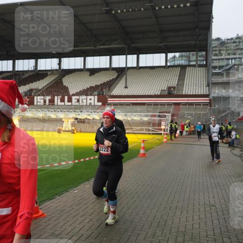 07.12.2025 - St. Pauli X-Mass-Run No. 15 Fabian Wolf http://msf.ph/oto/9420776 07.12.2025 11:41:45 Ziel 1801, 2231, 2435, 3222, 3393, 3479, 3555, 3732, 3755, 3757, 3764, 3784 meine-sportfotos.de