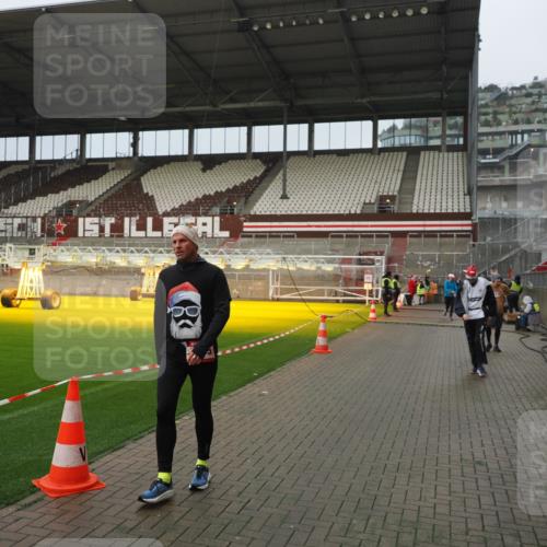 07.12.2025 - St. Pauli X-Mass-Run No. 15 Fabian Wolf http://msf.ph/oto/9420781 07.12.2025 11:41:46 Ziel 1801, 2231, 2435, 3222, 3479, 3555, 3718, 3732, 3755, 3757, 3764, 3784 meine-sportfotos.de