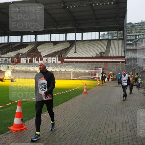 07.12.2025 - St. Pauli X-Mass-Run No. 15 Fabian Wolf http://msf.ph/oto/9420782 07.12.2025 11:41:47 Ziel 1801, 2231, 2435, 3222, 3479, 3555, 3718, 3732, 3755, 3757, 3764, 3784 meine-sportfotos.de