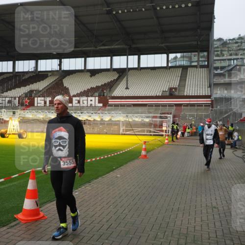 07.12.2025 - St. Pauli X-Mass-Run No. 15 Fabian Wolf http://msf.ph/oto/9420783 07.12.2025 11:41:47 Ziel 1801, 2231, 2435, 3222, 3479, 3555, 3718, 3732, 3755, 3757, 3764, 3784 meine-sportfotos.de