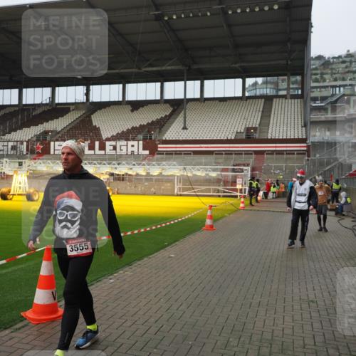 07.12.2025 - St. Pauli X-Mass-Run No. 15 Fabian Wolf http://msf.ph/oto/9420784 07.12.2025 11:41:47 Ziel 1801, 2231, 2435, 3222, 3479, 3555, 3718, 3732, 3755, 3757, 3764, 3784 meine-sportfotos.de