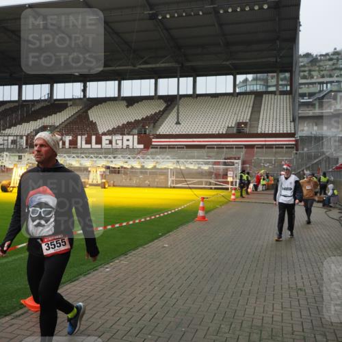 07.12.2025 - St. Pauli X-Mass-Run No. 15 Fabian Wolf http://msf.ph/oto/9420785 07.12.2025 11:41:47 Ziel 1801, 2231, 2435, 3222, 3479, 3555, 3718, 3732, 3755, 3757, 3764, 3784 meine-sportfotos.de