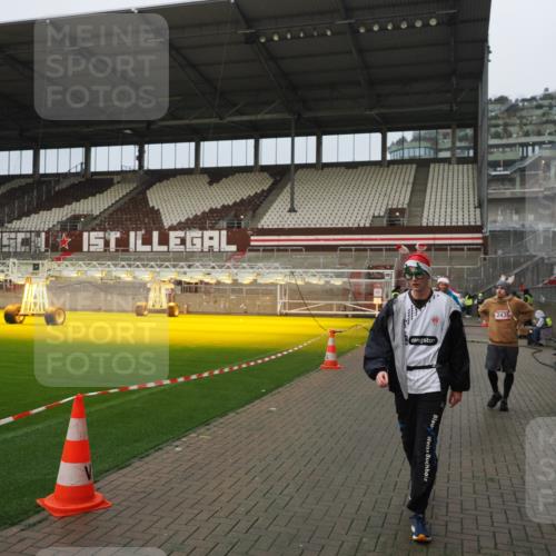 07.12.2025 - St. Pauli X-Mass-Run No. 15 Fabian Wolf http://msf.ph/oto/9420788 07.12.2025 11:41:51 Ziel 15, 2231, 2435, 3222, 3479, 3555, 3718 meine-sportfotos.de
