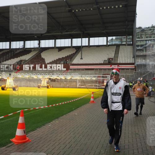 07.12.2025 - St. Pauli X-Mass-Run No. 15 Fabian Wolf http://msf.ph/oto/9420789 07.12.2025 11:41:51 Ziel 15, 2231, 2435, 3222, 3479, 3555, 3718 meine-sportfotos.de