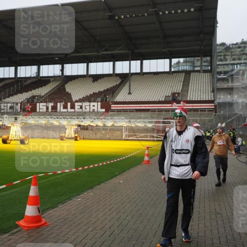 07.12.2025 - St. Pauli X-Mass-Run No. 15 Fabian Wolf http://msf.ph/oto/9420790 07.12.2025 11:41:51 Ziel 15, 2231, 2435, 3222, 3479, 3555, 3718 meine-sportfotos.de