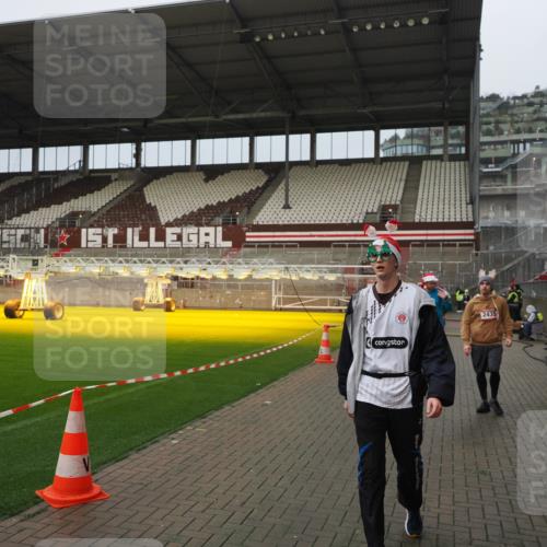 07.12.2025 - St. Pauli X-Mass-Run No. 15 Fabian Wolf http://msf.ph/oto/9420791 07.12.2025 11:41:52 Ziel 15, 2231, 2435, 3222, 3479, 3555, 3717, 3718 meine-sportfotos.de