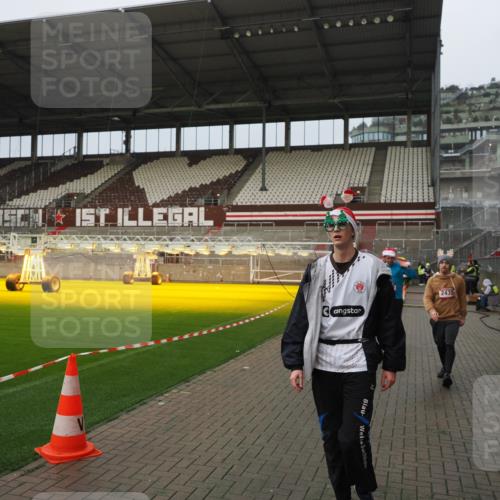 07.12.2025 - St. Pauli X-Mass-Run No. 15 Fabian Wolf http://msf.ph/oto/9420792 07.12.2025 11:41:52 Ziel 15, 2231, 2435, 3222, 3479, 3555, 3717, 3718 meine-sportfotos.de