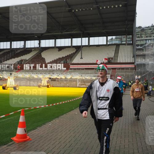 07.12.2025 - St. Pauli X-Mass-Run No. 15 Fabian Wolf http://msf.ph/oto/9420793 07.12.2025 11:41:52 Ziel 15, 2231, 2435, 3222, 3479, 3555, 3717, 3718 meine-sportfotos.de