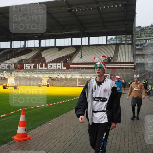 07.12.2025 - St. Pauli X-Mass-Run No. 15 Fabian Wolf http://msf.ph/oto/9420794 07.12.2025 11:41:52 Ziel 15, 2231, 2435, 3222, 3479, 3555, 3717, 3718 meine-sportfotos.de
