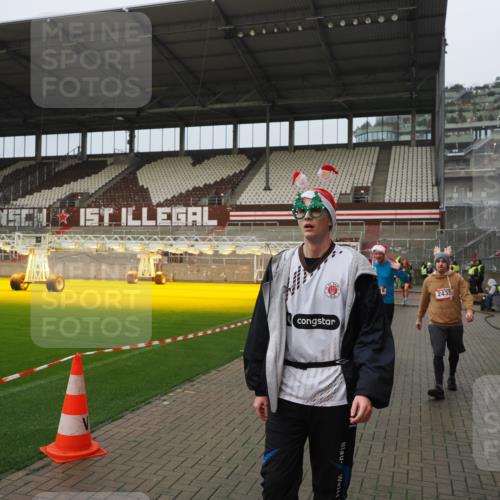 07.12.2025 - St. Pauli X-Mass-Run No. 15 Fabian Wolf http://msf.ph/oto/9420795 07.12.2025 11:41:52 Ziel 15, 2231, 2435, 3222, 3479, 3555, 3717, 3718 meine-sportfotos.de