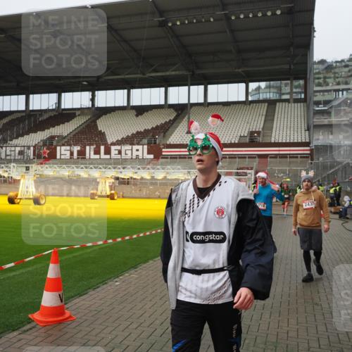 07.12.2025 - St. Pauli X-Mass-Run No. 15 Fabian Wolf http://msf.ph/oto/9420796 07.12.2025 11:41:53 Ziel 15, 2231, 2435, 3222, 3479, 3555, 3717, 3718 meine-sportfotos.de