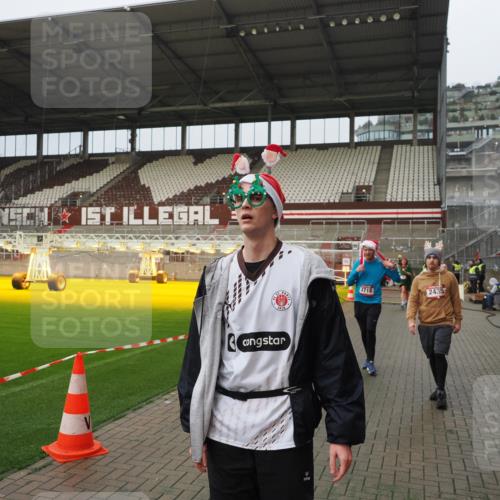 07.12.2025 - St. Pauli X-Mass-Run No. 15 Fabian Wolf http://msf.ph/oto/9420797 07.12.2025 11:41:53 Ziel 15, 2231, 2435, 3222, 3479, 3555, 3717, 3718 meine-sportfotos.de