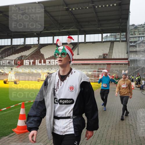 07.12.2025 - St. Pauli X-Mass-Run No. 15 Fabian Wolf http://msf.ph/oto/9420798 07.12.2025 11:41:53 Ziel 15, 2231, 2435, 3222, 3479, 3555, 3717, 3718 meine-sportfotos.de