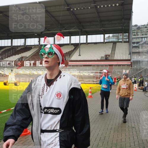 07.12.2025 - St. Pauli X-Mass-Run No. 15 Fabian Wolf http://msf.ph/oto/9420799 07.12.2025 11:41:53 Ziel 15, 2231, 2435, 3222, 3479, 3555, 3717, 3718 meine-sportfotos.de