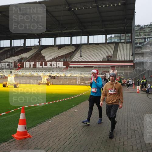 07.12.2025 - St. Pauli X-Mass-Run No. 15 Fabian Wolf http://msf.ph/oto/9420800 07.12.2025 11:41:54 Ziel 15, 2231, 2435, 3222, 3479, 3555, 3717, 3718, 3923 meine-sportfotos.de