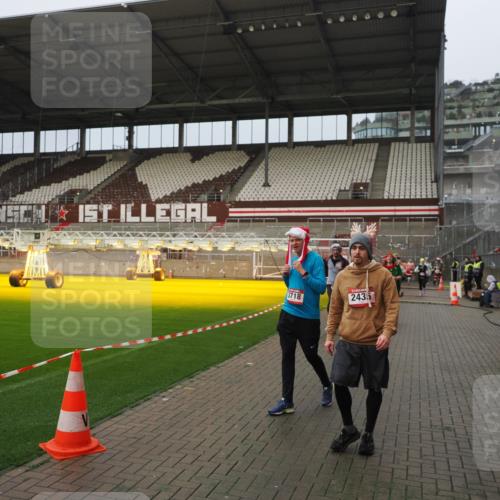 07.12.2025 - St. Pauli X-Mass-Run No. 15 Fabian Wolf http://msf.ph/oto/9420801 07.12.2025 11:41:55 Ziel 15, 2231, 2435, 3222, 3479, 3555, 3717, 3718, 3922, 3923 meine-sportfotos.de