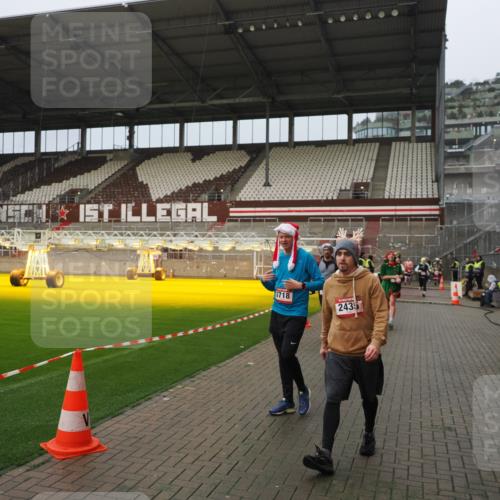 07.12.2025 - St. Pauli X-Mass-Run No. 15 Fabian Wolf http://msf.ph/oto/9420802 07.12.2025 11:41:55 Ziel 15, 2231, 2435, 3222, 3479, 3555, 3717, 3718, 3922, 3923 meine-sportfotos.de