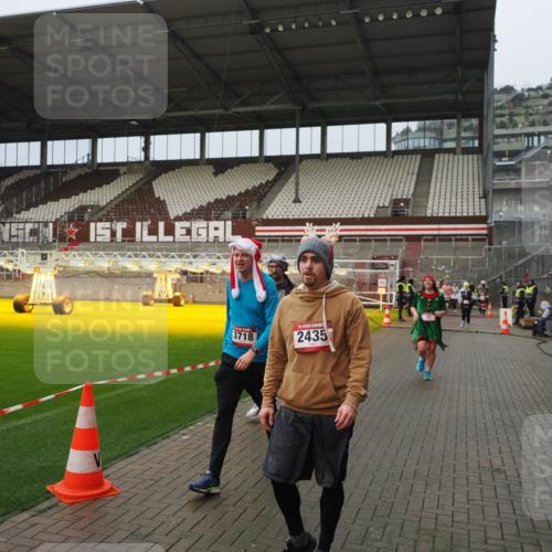 07.12.2025 - St. Pauli X-Mass-Run No. 15 Fabian Wolf http://msf.ph/oto/9420803 07.12.2025 11:41:56 Ziel 15, 2231, 2435, 3222, 3479, 3717, 3718, 3922, 3923 meine-sportfotos.de
