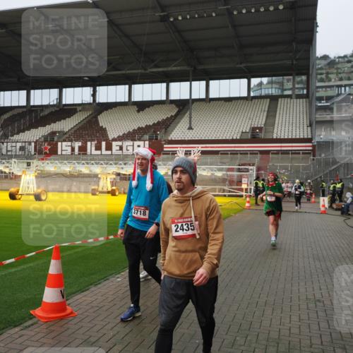 07.12.2025 - St. Pauli X-Mass-Run No. 15 Fabian Wolf http://msf.ph/oto/9420804 07.12.2025 11:41:56 Ziel 15, 2231, 2435, 3222, 3479, 3717, 3718, 3922, 3923 meine-sportfotos.de
